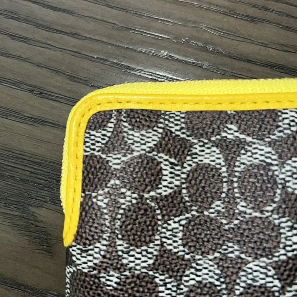 NWOT Coach wristlet - Picture 5 of 6